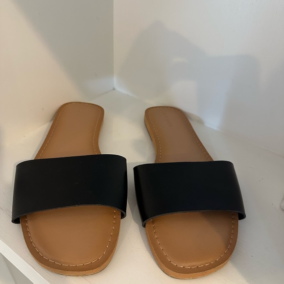 Old Navy Women's Black Slide Sandals - Picture 2 of 3